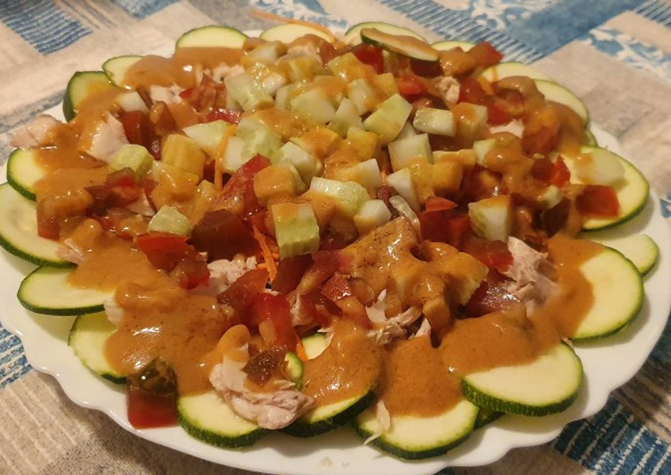 Carpaccio de calabacín con crudités y atún
