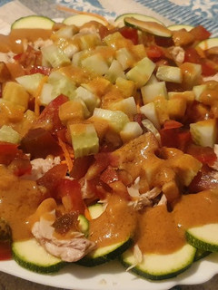 Una foto de Carpaccio de calabacín con crudités y atún