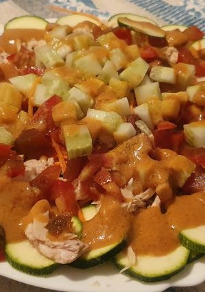 Una foto de Carpaccio de calabacín con crudités y atún