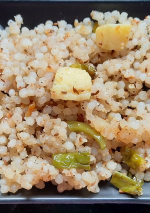 साबुदाणा खिचडी (sabudana khichdi recipe in marathi) रेसिपी चे मुख्य फोटो 