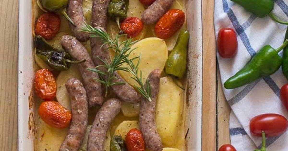 Salchichas al horno con patatas Receta de azafrandehebra Cookpad Salchichas al horno con patatas Receta de azafrandehebra Cookpad