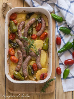 Una foto de Salchichas al horno con patatas