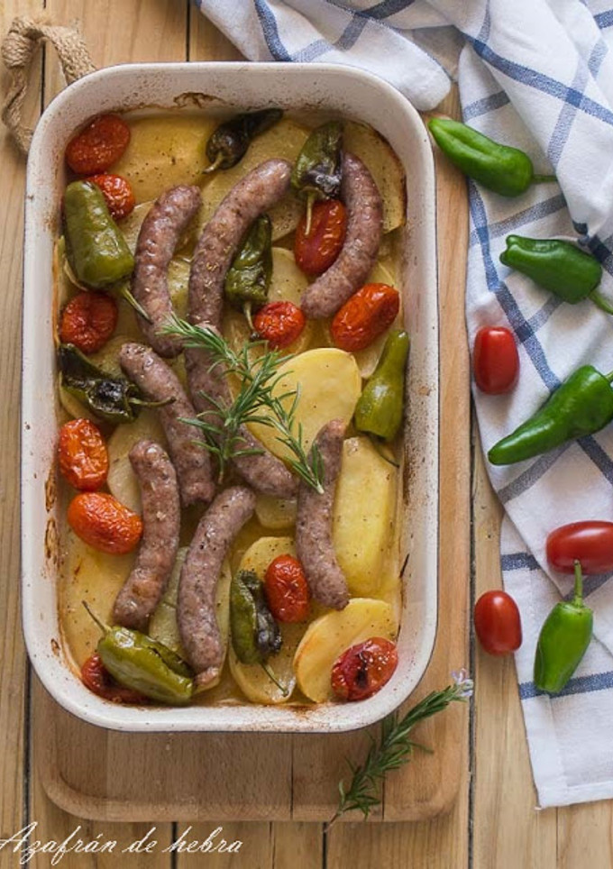 Una foto de Salchichas al horno con patatas