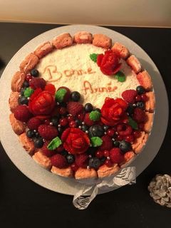 Une photo de Charlotte aux fruits rouges et aux biscuits roses de Reims. 😋