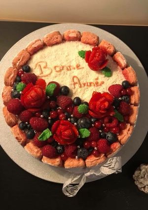 Une photo de Charlotte aux fruits rouges et aux biscuits roses de Reims. 😋