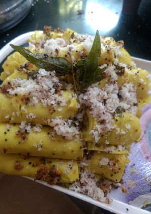 A picture of Khandvi.