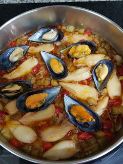 Una foto de Revuelto de berenjenas y pimientos con frutos del mar