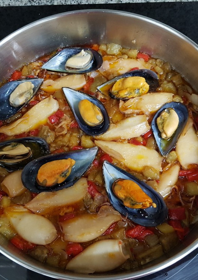 Una foto de Revuelto de berenjenas y pimientos con frutos del mar