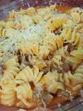 Guiso de fideos tirabuzón con carne de vaca