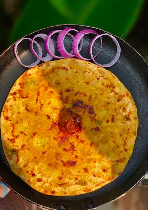 চিজি আলুর পরোটা (Paratha with full of cheesy potato stuffing) রেসিপির প্রধান ছবি