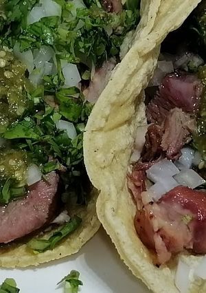 Una foto de Tacos "el paisa" de cabeza y de lengua de res