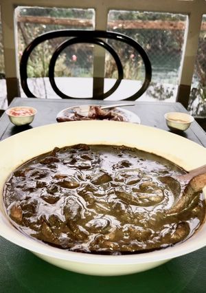 Una foto de Hongos de pino (callampas) con champiñones París
