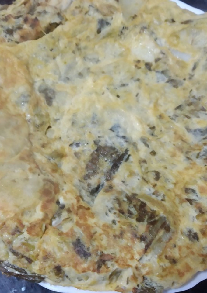 Una foto de Tortilla de patatas y grelos