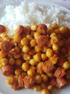 Una foto de Garbanzos con curry y salchichas frankfurt