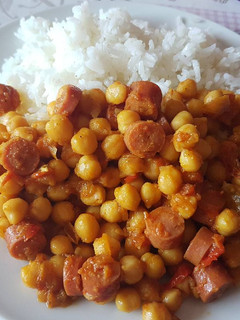 Una foto de Garbanzos con curry y salchichas frankfurt
