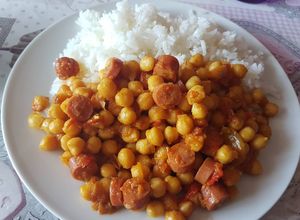 Foto principal de Garbanzos con curry y salchichas frankfurt