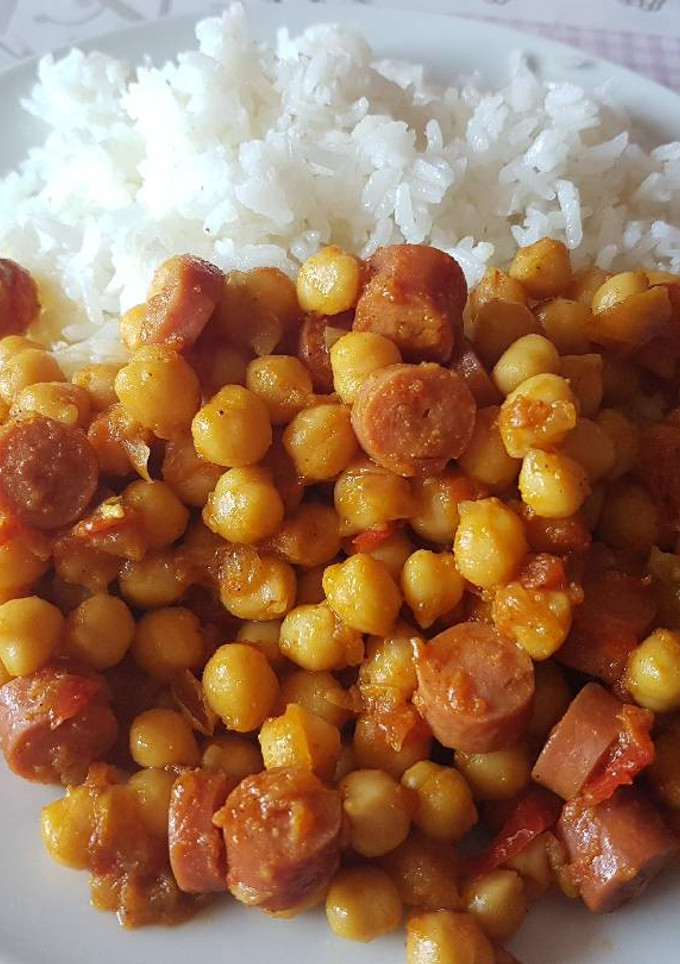 Una foto de Garbanzos con curry y salchichas frankfurt