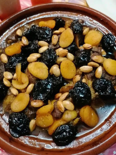 صورة لوصفة طاجين لحم وبرقوق ومشمش