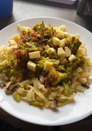 Une photo de Tagliatelles au chorizo avec brocolis,champignons et comté