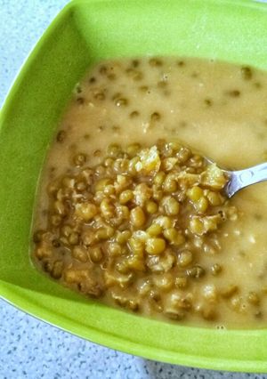 A picture of Bubur Kacang Hijau / Sweet Mung Beans Porridge.