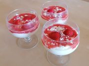 Una foto de mousse de chocolate blanco y fresas