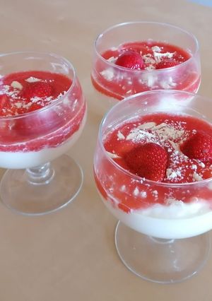 Una foto de Mousse de chocolate blanco con Culis de fresas