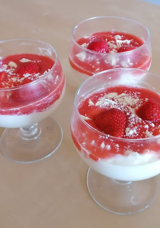 Una foto de Mousse de chocolate blanco con Culis de fresas