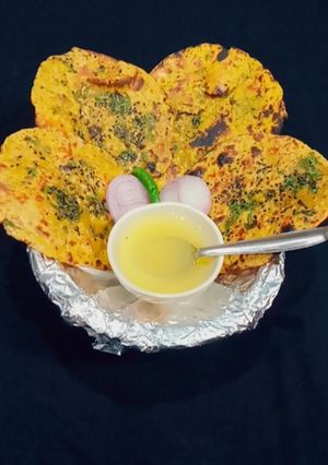 ढाबे स्टाइल में बनी मिस्सी रोटी (dhabe style se bani missi roti recipe in Hindi) रेसिपी मुख्य फोटो