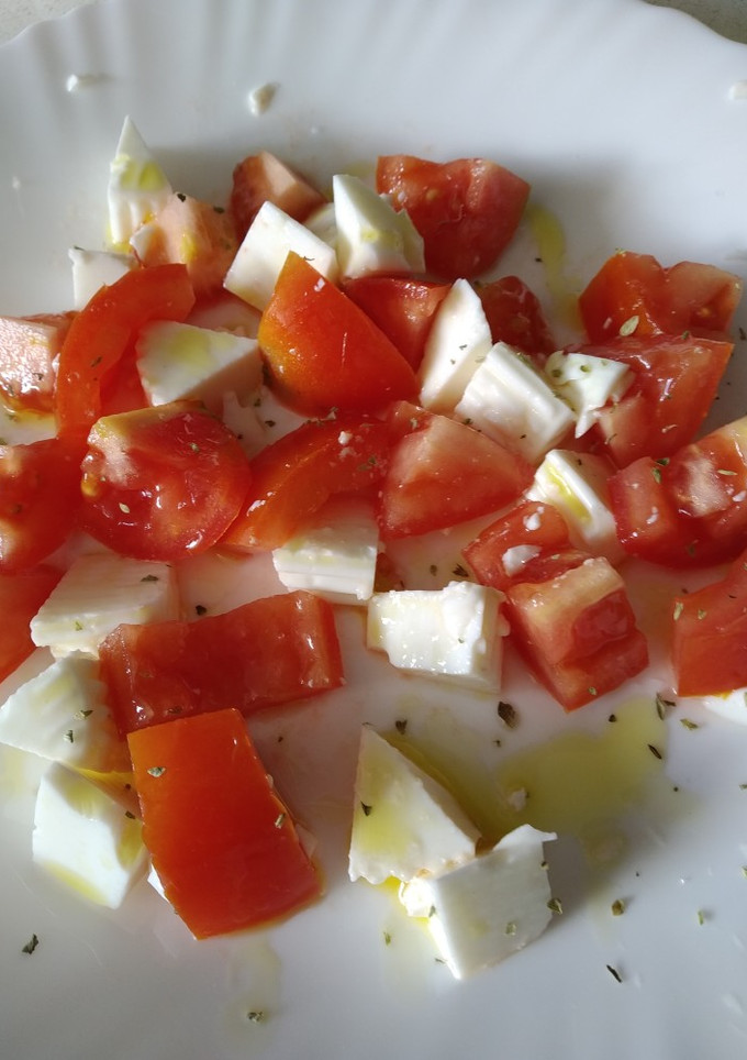 Una foto de Ensalada de tomate y queso fresco