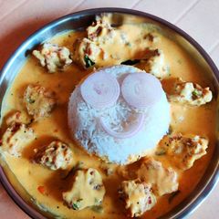 A picture of Kadhi Pakoda and Rice.