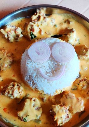 A picture of Kadhi Pakoda and Rice.
