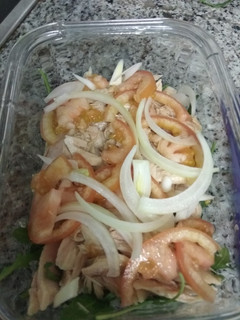 Una foto de Ensalada de ventresca y rúcula