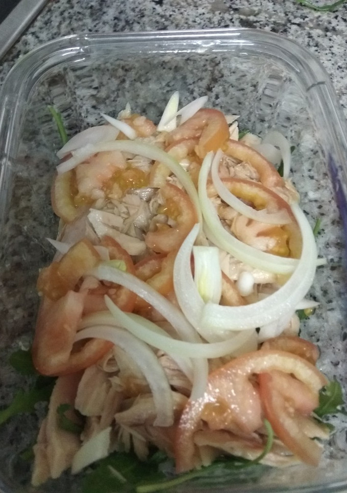 Una foto de Ensalada de ventresca y rúcula