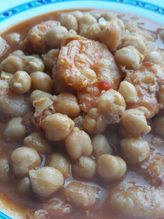 Una foto de Garbanzos con langostinos