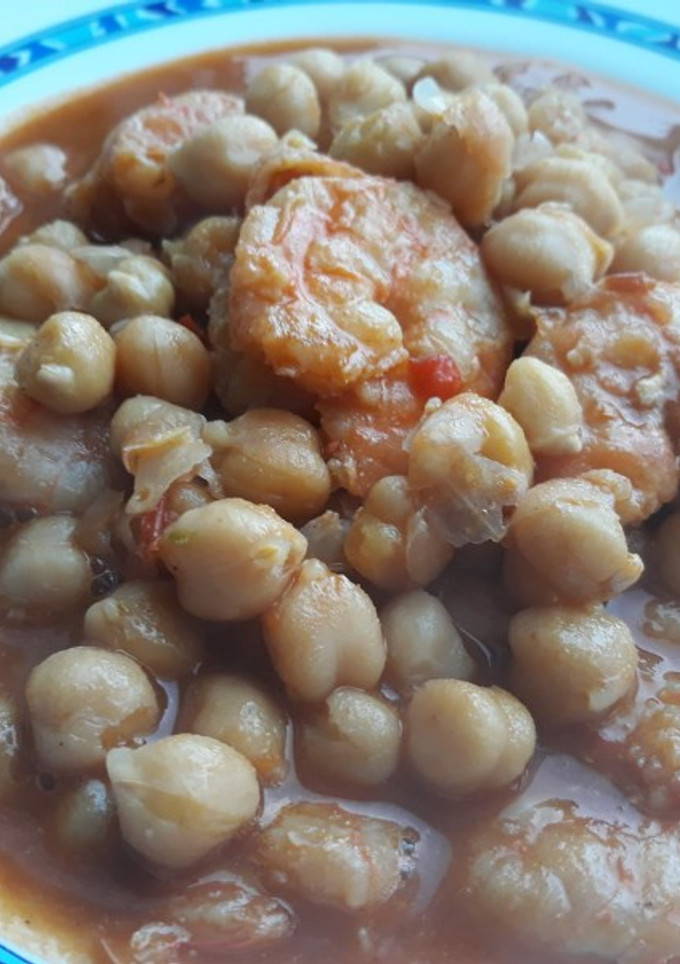 Una foto de Garbanzos con langostinos