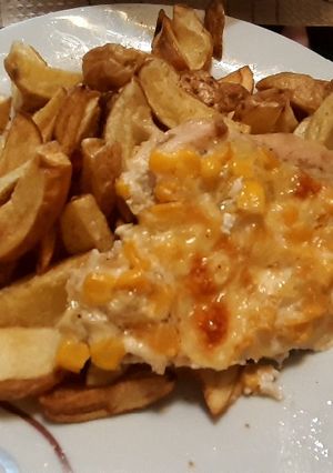 Sajtos-tejszínes kukoricás csirkemell héjában sült krumplival recept fotója