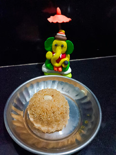 લાડુ (Ladoo Recipe In Gujarati) રેસીપી મુખ્ય ફોટો