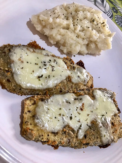 Una foto de Milanesas de berenjena a la napolitana con puré de coliflor ! 🤩