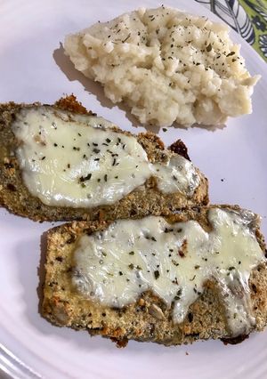 Una foto de Milanesas de berenjena a la napolitana con puré de coliflor ! 🤩