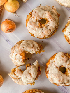 Una foto de Donuts de queso de cabra y cebolla caramelizada