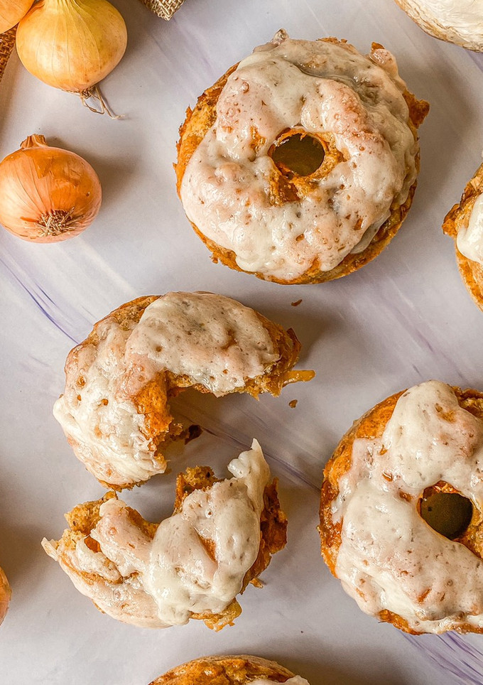 Una foto de Donuts de queso de cabra y cebolla caramelizada