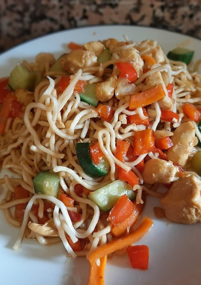 Una foto de Wok de fideos chinos