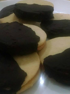 Una foto de Alfajores rellenos de limón y bañados en chocolate 🍋🍫