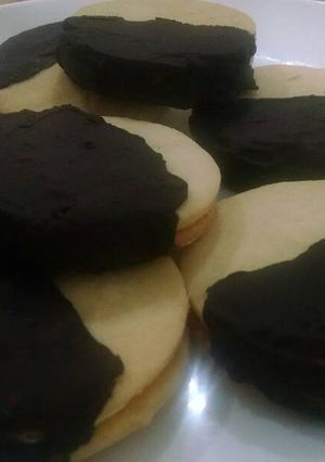 Una foto de Alfajores rellenos de limón y bañados en chocolate 🍋🍫