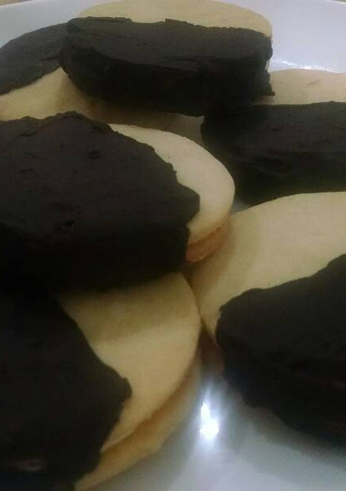 Una foto de Alfajores rellenos de limón y bañados en chocolate 🍋🍫
