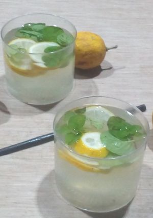 Una foto de Agua refrescante de limón y menta