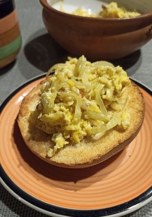 Una foto de Huevo con cebolla para mis tostadas
