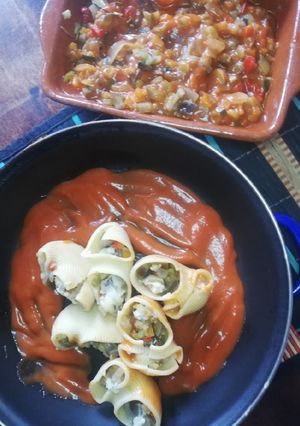 Una foto de Lumaconis rellenos de Pisto Manchego de Verduras