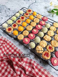 Foto resep Assorted cookies (thumprint, nastar, nastar klepon, pandan ball, cornflake, red velvet, peanut)