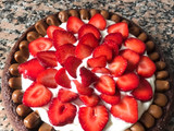 Brownie con crema y frutillas